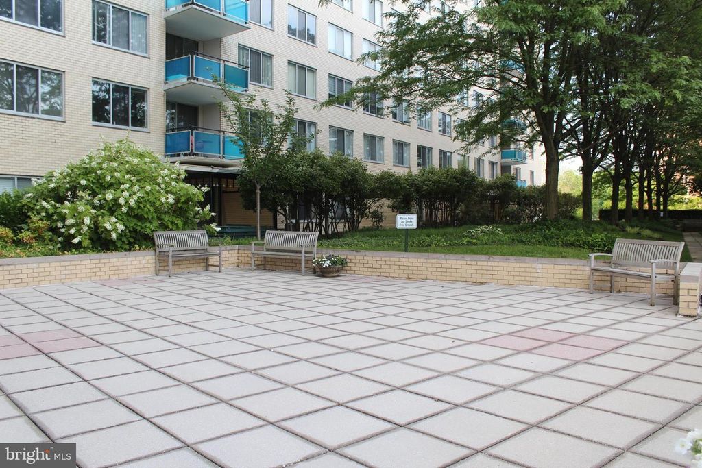 Image 16 of property listing at 10401 GROSVENOR PL #324, Rockville, MD 20852