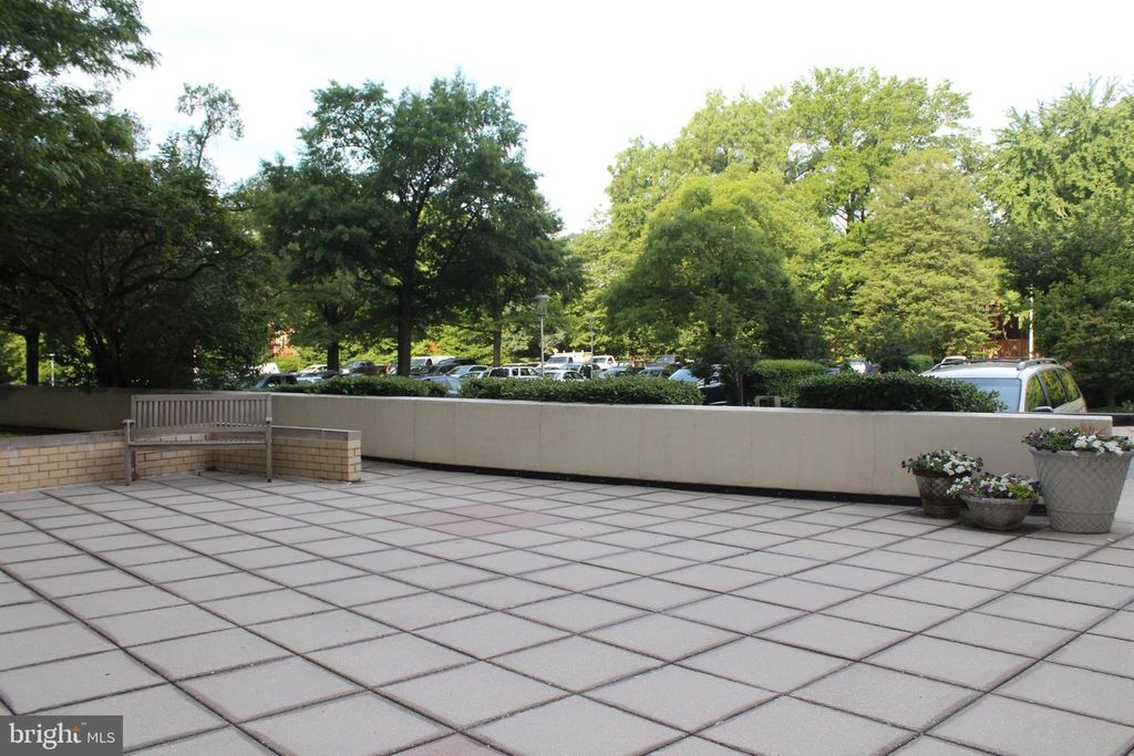 Image 17 of property listing at 10401 GROSVENOR PL #324, Rockville, MD 20852