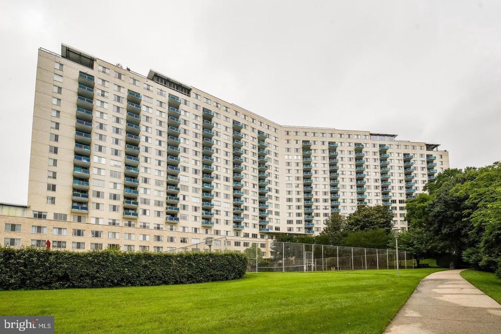 Image 18 of property listing at 10401 GROSVENOR PL #324, Rockville, MD 20852