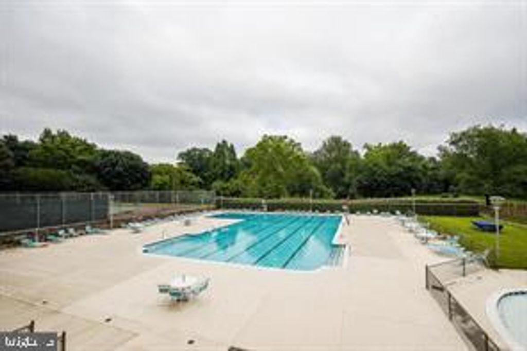 Image 24 of property listing at 10401 GROSVENOR PL #324, Rockville, MD 20852