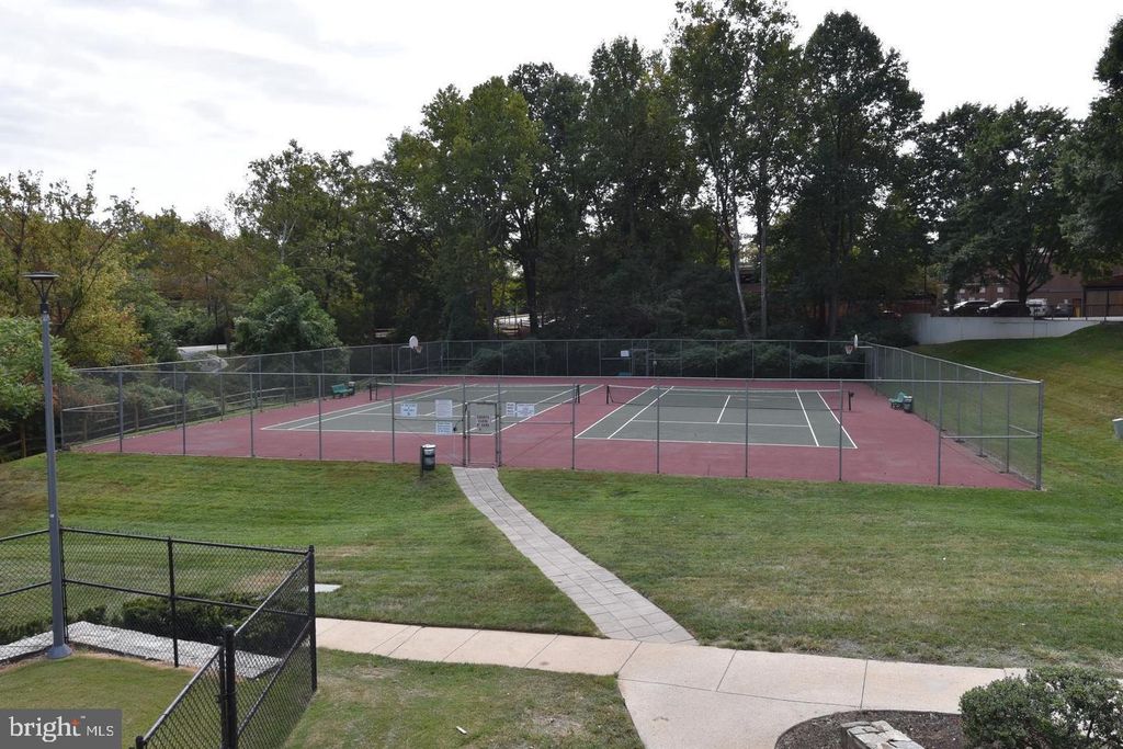 Image 25 of property listing at 10401 GROSVENOR PL #324, Rockville, MD 20852