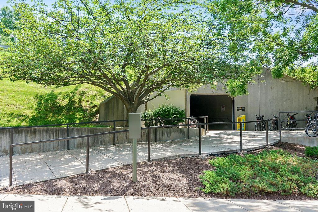 Image 35 of property listing at 10401 GROSVENOR PL #324, Rockville, MD 20852