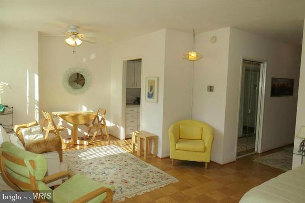 Image 4 of property listing at 10401 GROSVENOR PL #324, Rockville, MD 20852