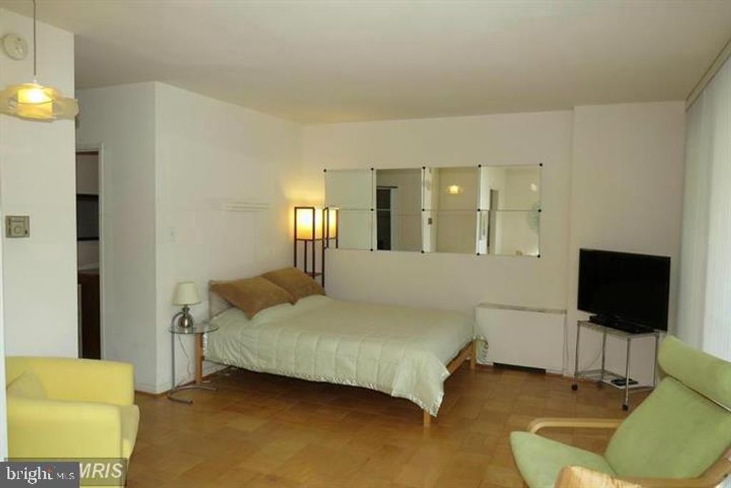 Image 6 of property listing at 10401 GROSVENOR PL #324, Rockville, MD 20852