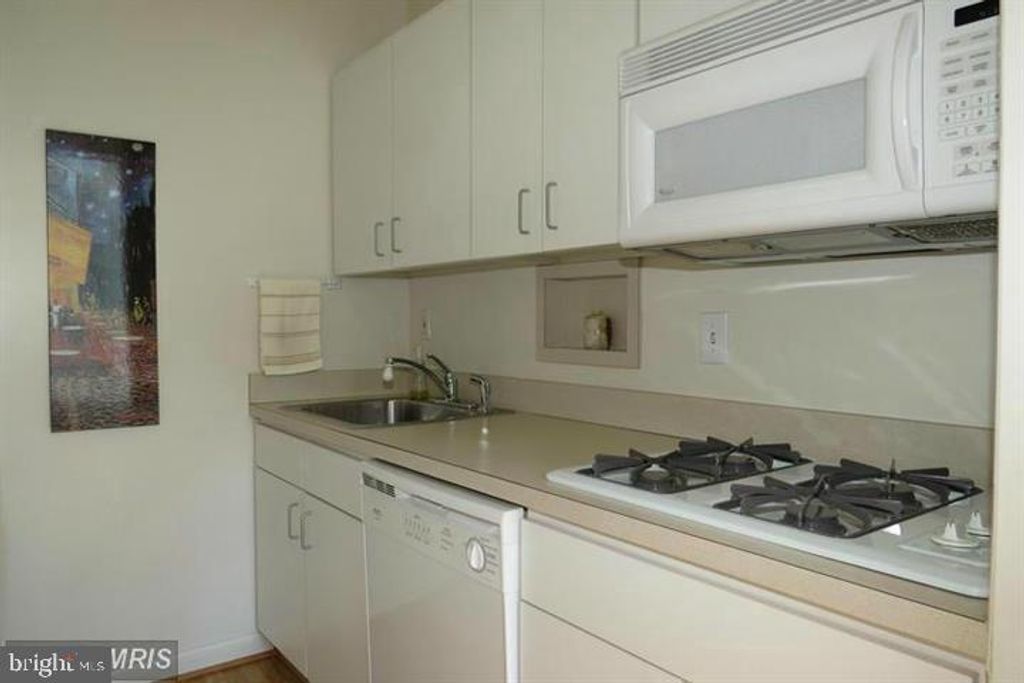 Image 8 of property listing at 10401 GROSVENOR PL #324, Rockville, MD 20852