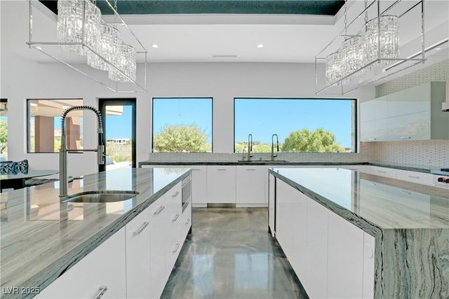 10 Ridge Blossom Road, Las Vegas, NV 89135