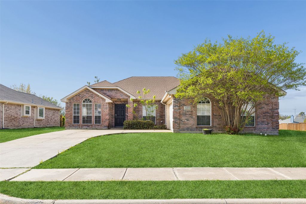 3202 Creekside Drive, Sachse, TX 75048