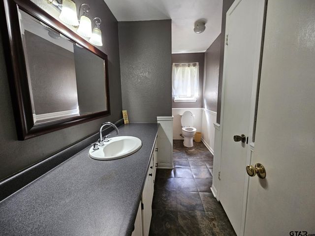 5779 N Cape Dr, Chandler, TX 75758