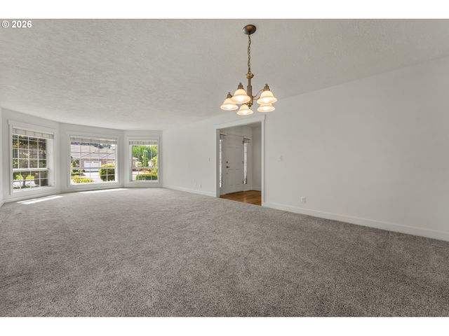 6526 HOGAN Dr N, Keizer, OR 97303