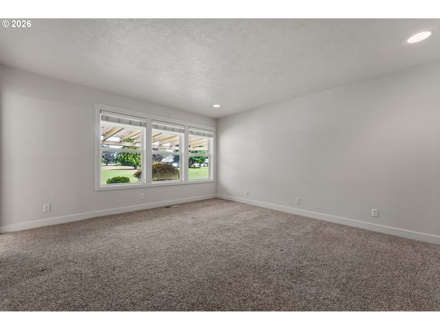 6526 HOGAN Dr N, Keizer, OR 97303