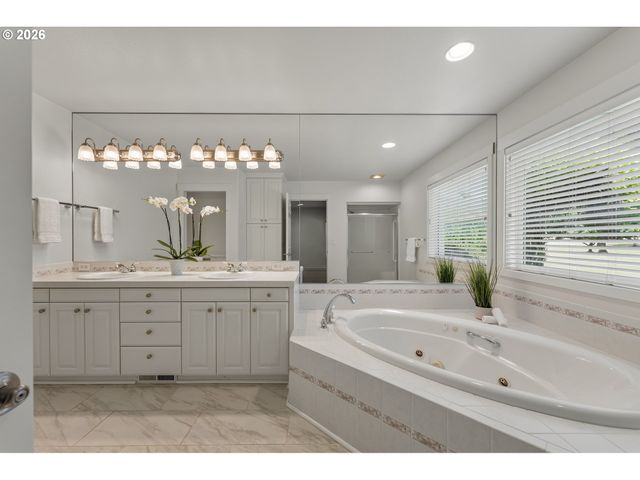 6526 HOGAN Dr N, Keizer, OR 97303