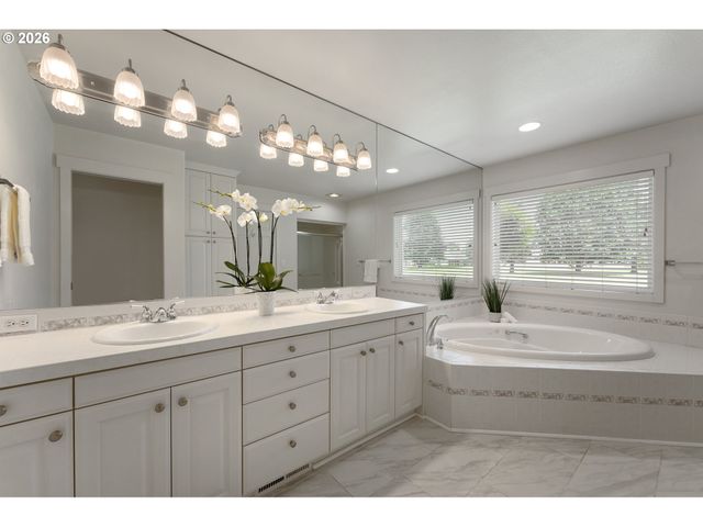 6526 HOGAN Dr N, Keizer, OR 97303