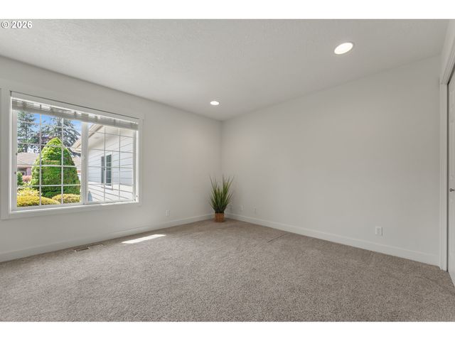 6526 HOGAN Dr N, Keizer, OR 97303