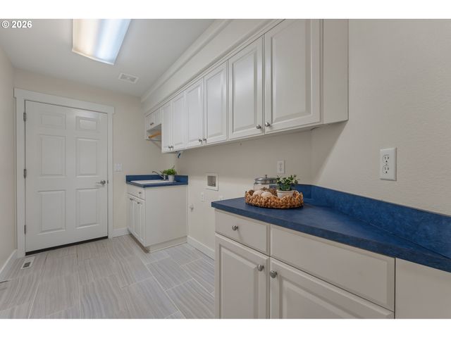 6526 HOGAN Dr N, Keizer, OR 97303