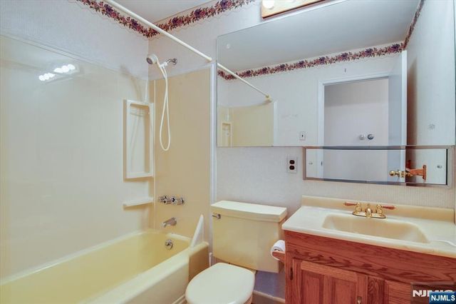 8 Wedgewood Drive, Wayne, NJ 07470