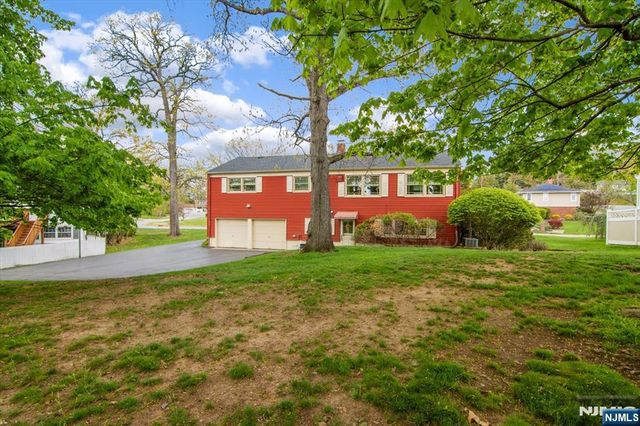 8 Wedgewood Drive, Wayne, NJ 07470