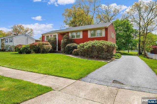 8 Wedgewood Drive, Wayne, NJ 07470