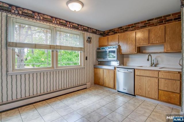 8 Wedgewood Drive, Wayne, NJ 07470