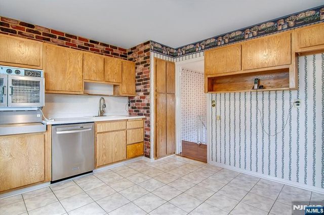 8 Wedgewood Drive, Wayne, NJ 07470