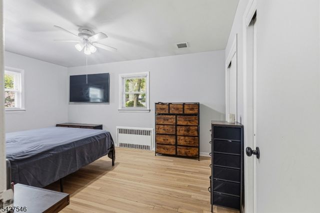 555 Riverside Dr, Elizabeth City, NJ 07208