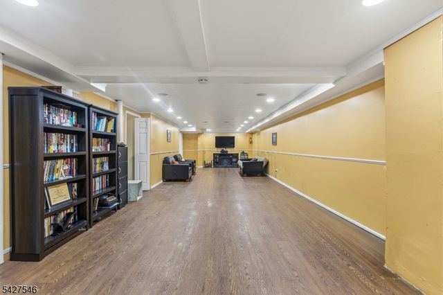 555 Riverside Dr, Elizabeth City, NJ 07208