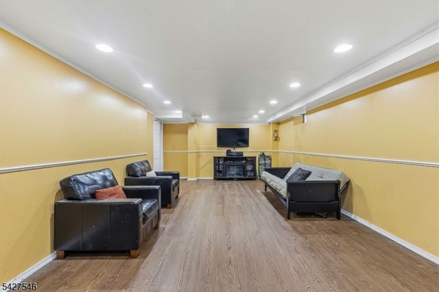 555 Riverside Dr, Elizabeth City, NJ 07208