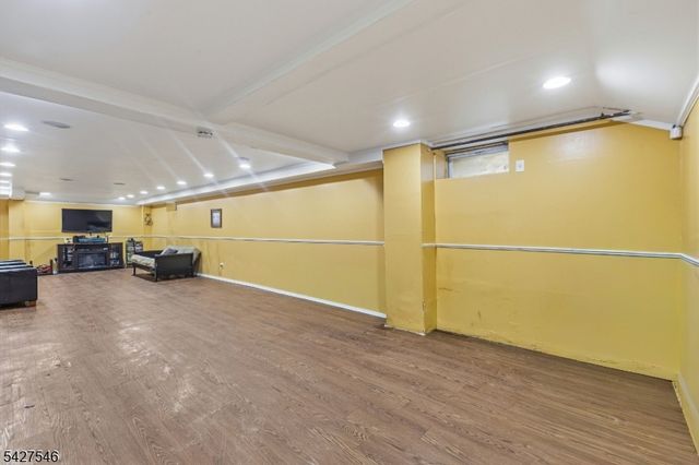 555 Riverside Dr, Elizabeth City, NJ 07208