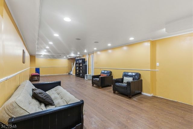 555 Riverside Dr, Elizabeth City, NJ 07208