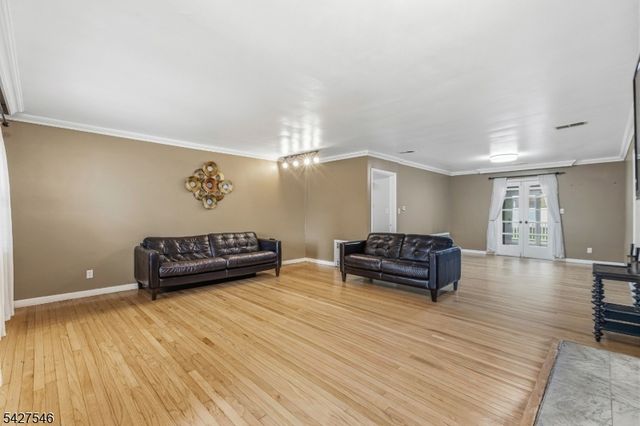 555 Riverside Dr, Elizabeth City, NJ 07208