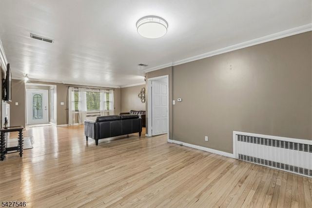 555 Riverside Dr, Elizabeth City, NJ 07208
