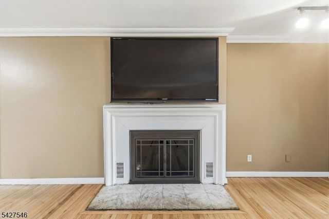 555 Riverside Dr, Elizabeth City, NJ 07208