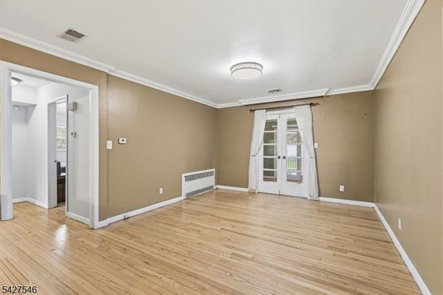 555 Riverside Dr, Elizabeth City, NJ 07208