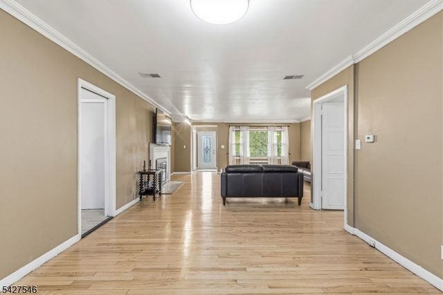 555 Riverside Dr, Elizabeth City, NJ 07208