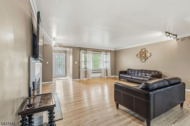 555 Riverside Dr, Elizabeth City, NJ 07208