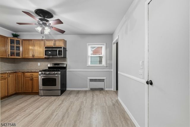 555 Riverside Dr, Elizabeth City, NJ 07208