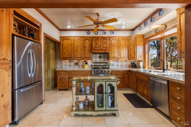 608 Dixon Dr, Lakeport, CA 95453