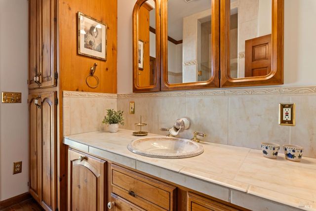 608 Dixon Dr, Lakeport, CA 95453