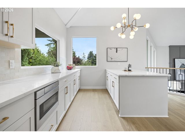 1410 WOODLAND Ter, Lake Oswego, OR 97034