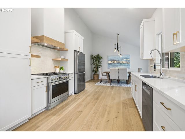 1410 WOODLAND Ter, Lake Oswego, OR 97034