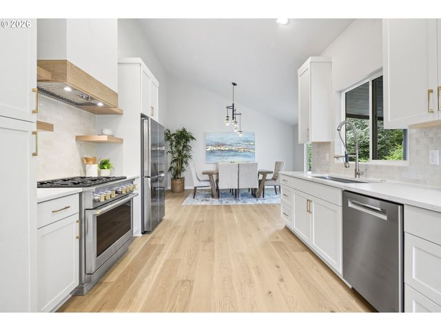 1410 WOODLAND Ter, Lake Oswego, OR 97034