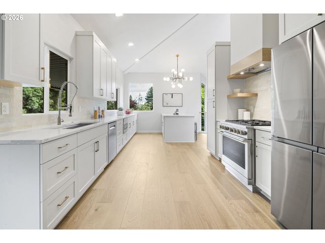 1410 WOODLAND Ter, Lake Oswego, OR 97034
