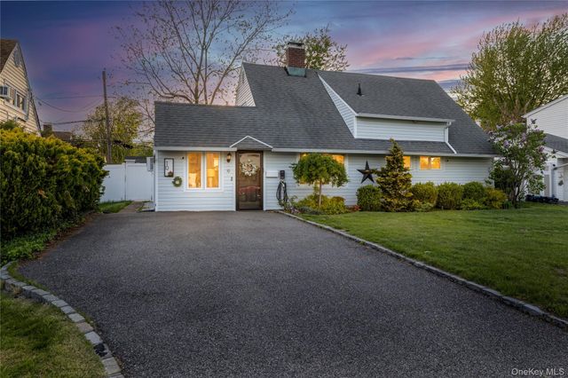 10 Rural Lane, Levittown, NY 11756