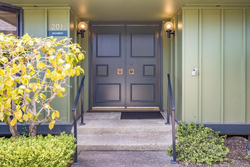 Image 4 of property listing at 201 Del Mesa Carmel, Carmel, CA 93923