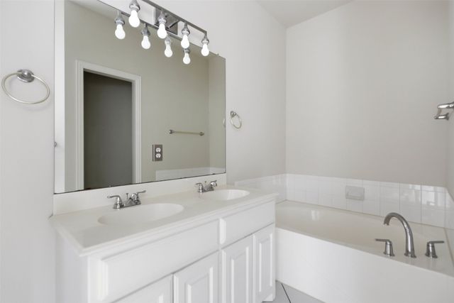 121 Wildwood Court 300, Grapevine, TX 76051