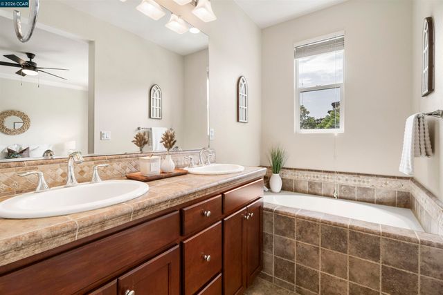 5267 Fioli Loop, San Ramon, CA 94582