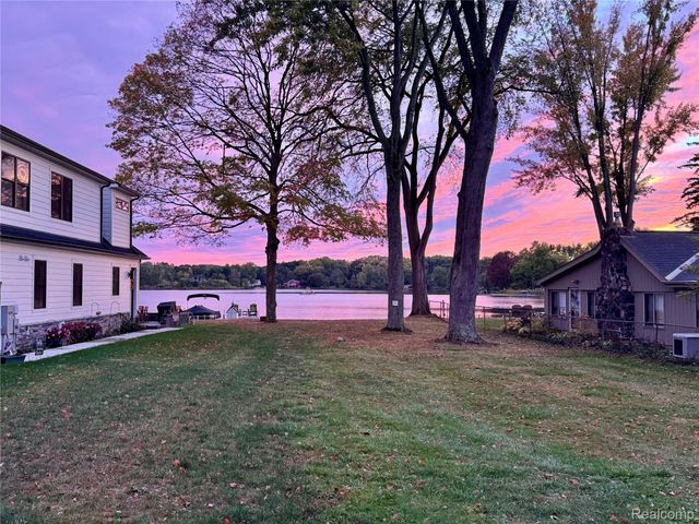 11076 Beryl Drive, White Lake Charter Township, MI 48386