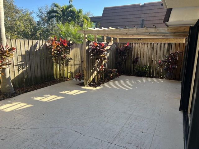 2004 20th Lane, Palm Beach Gardens, FL 33418