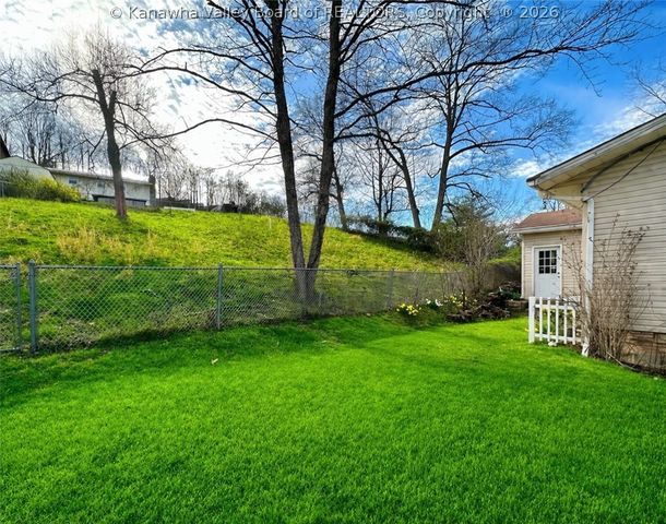 1915 Pinewood Drive, Charleston, WV 25320