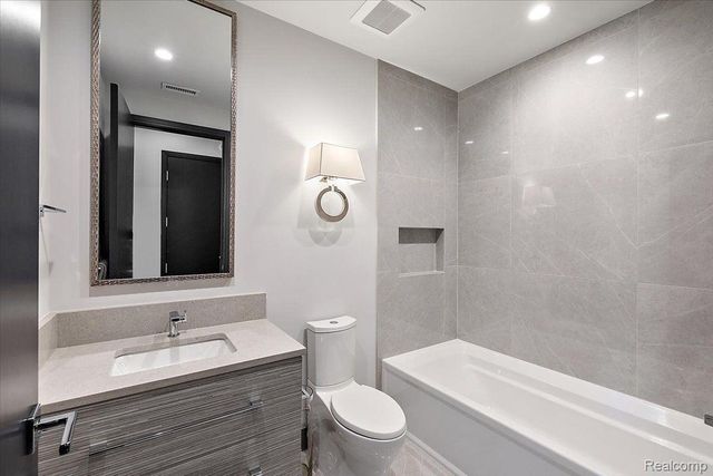 2051 VILLA Road 405, Birmingham, MI 48009