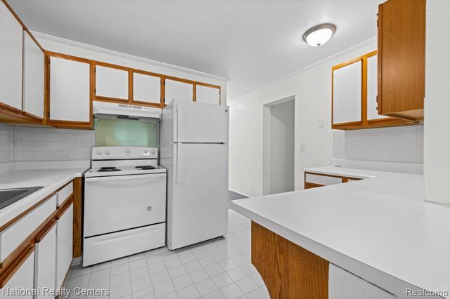 29546 Hoover Road, Warren, MI 48093